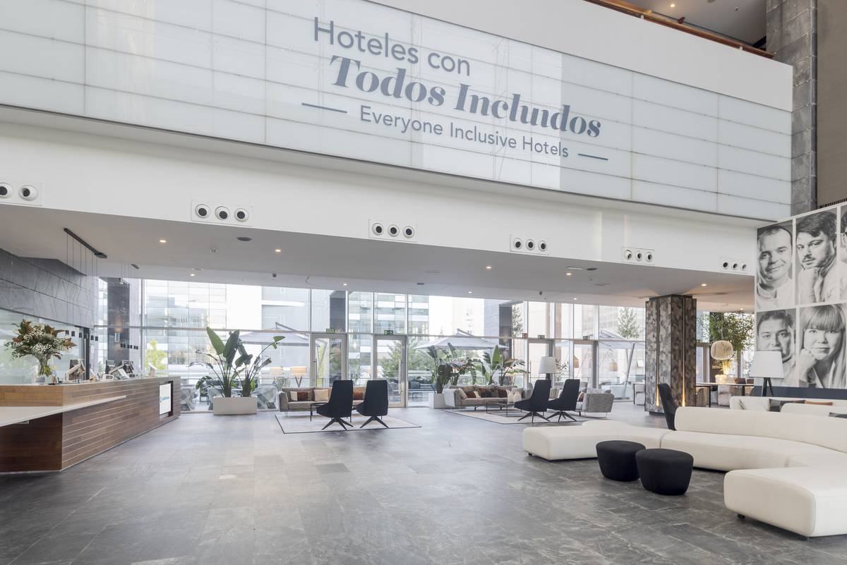 Reception Hotel ILUNION Atrium Madrid